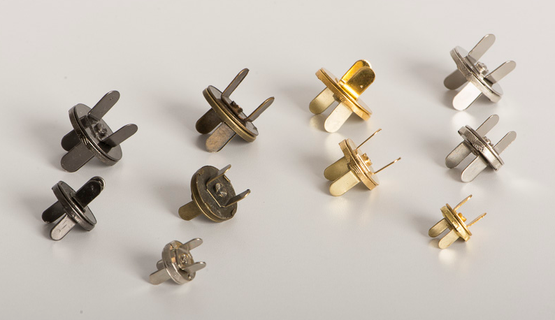 Broche de imán de 14mm, delgado con dibujo en dos partes (hembra y macho) y pestañas posteriores para fijar en acabado oro. Bolsa con 200 piezas y caja con 6,400 piezas. Broche de imán de 14mm, delgado con dibujo en dos partes (hembra y macho) y pestañas posteriores para fijar en acabado oro. Bolsa con 200 piezas y caja con 6,400 piezas.